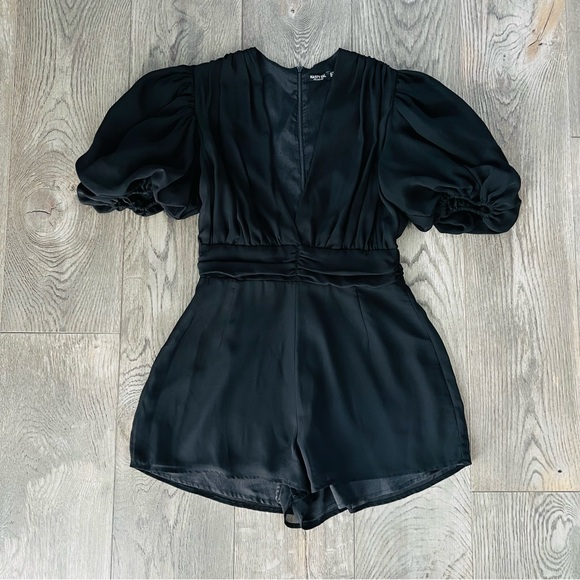 NASTY GAL Deep V Neck Puff Sleeve Black Shorts Romper Size 6 - Picture 4 of 10